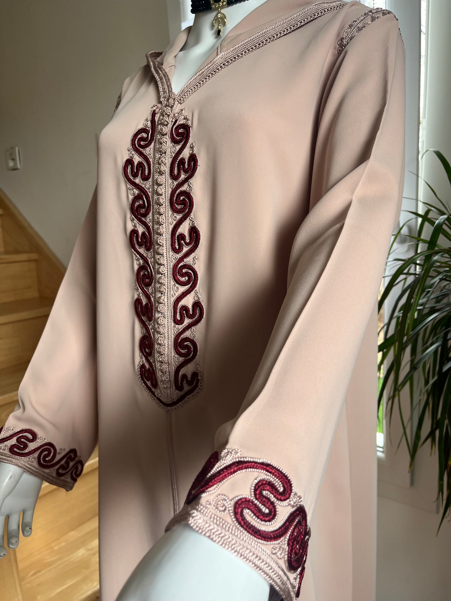Djellaba Qamar - Beige poudré/Bordeaux